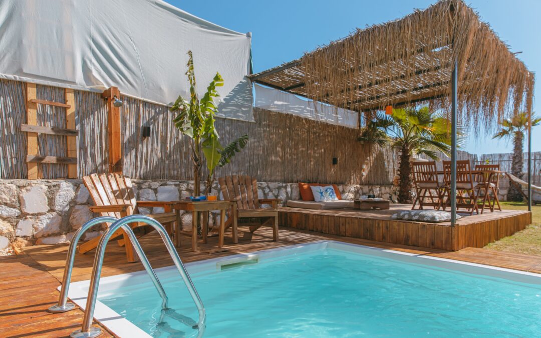 lounge junto a la piscina