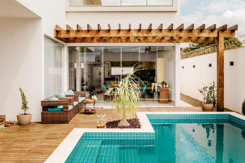 crear ambiente lounge junto a la piscina