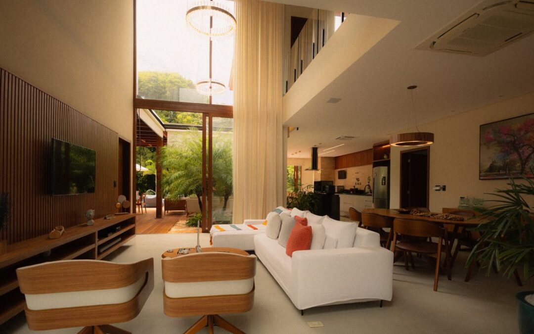 diseñar interior sala de estar con techos altos